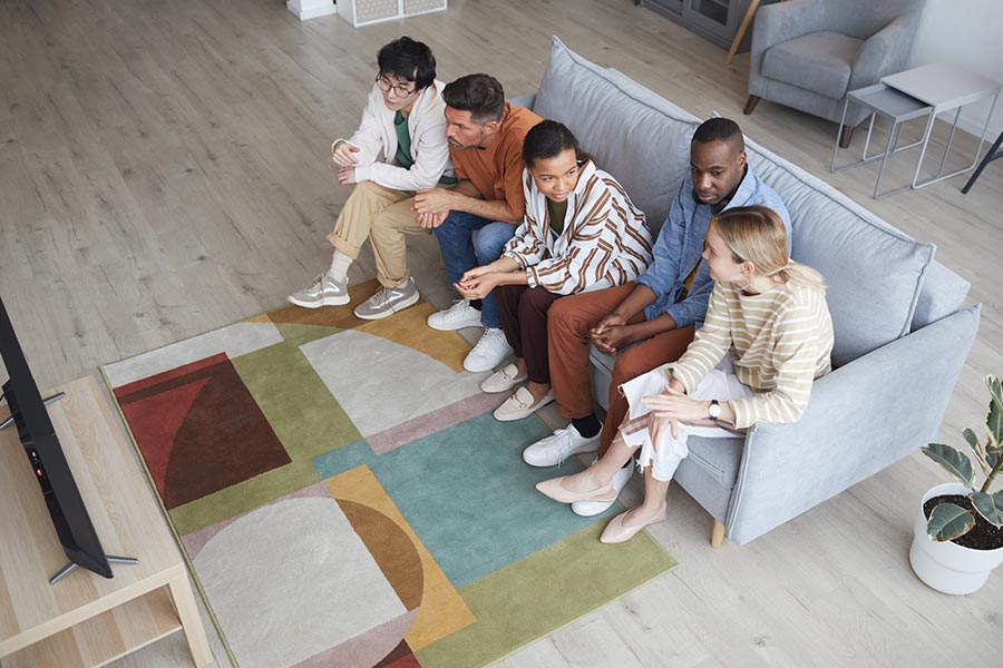 grupo jóvenes compartiendo piso