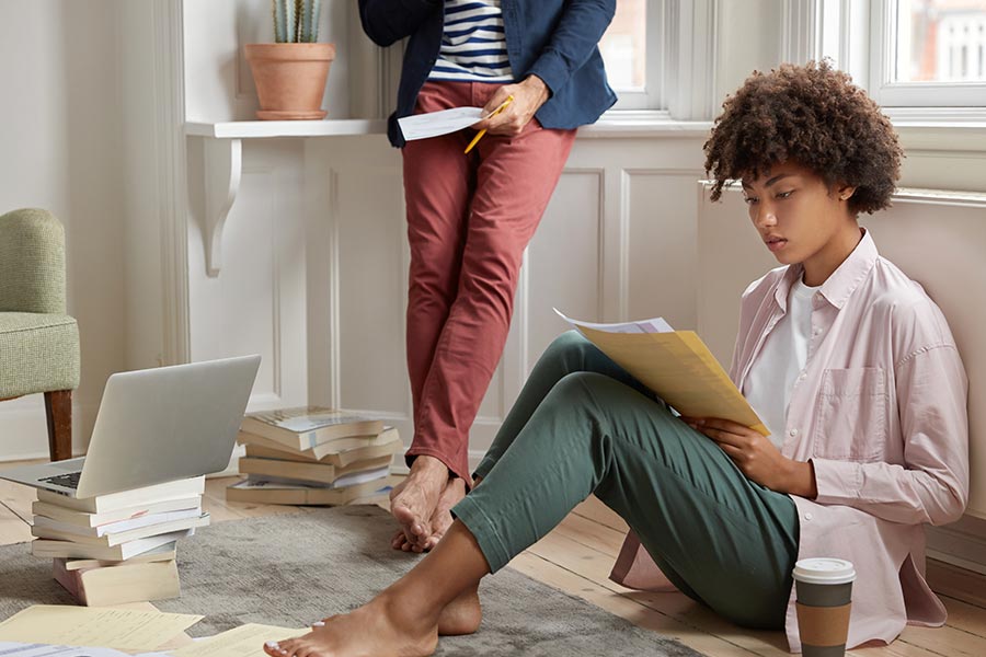 jóvenes buscando piso