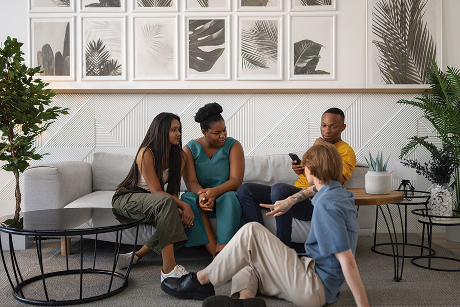 estudiantes compartiendo espacios comunes