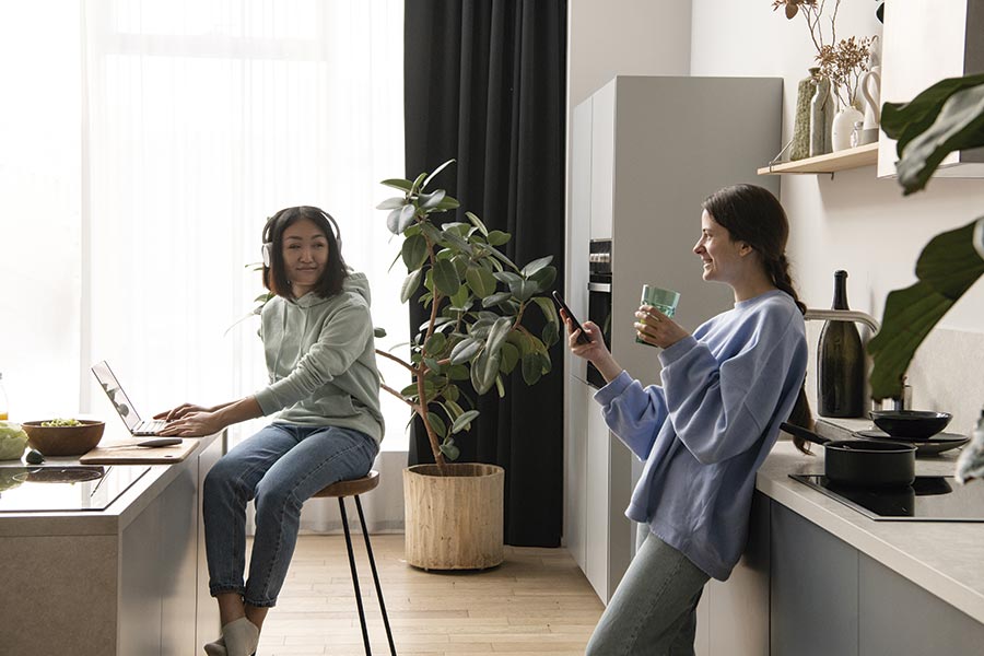 En la cocina charlando