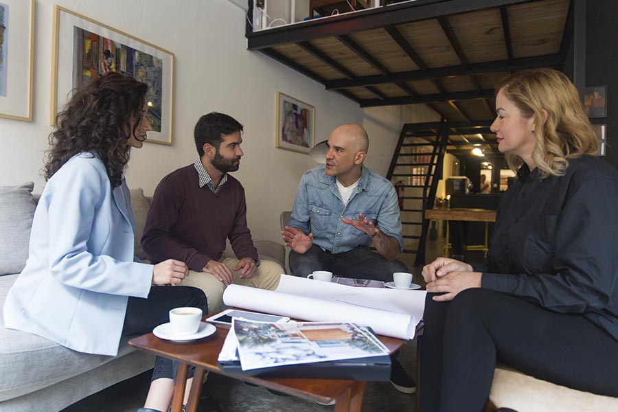 Agente inmobiliario ensenando piso