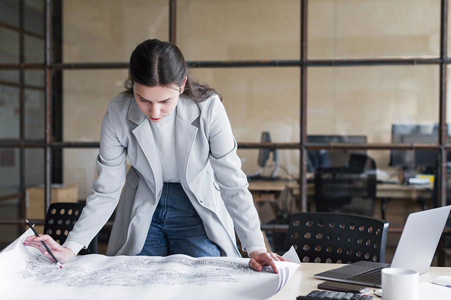 Arquitecto-revisando-planos