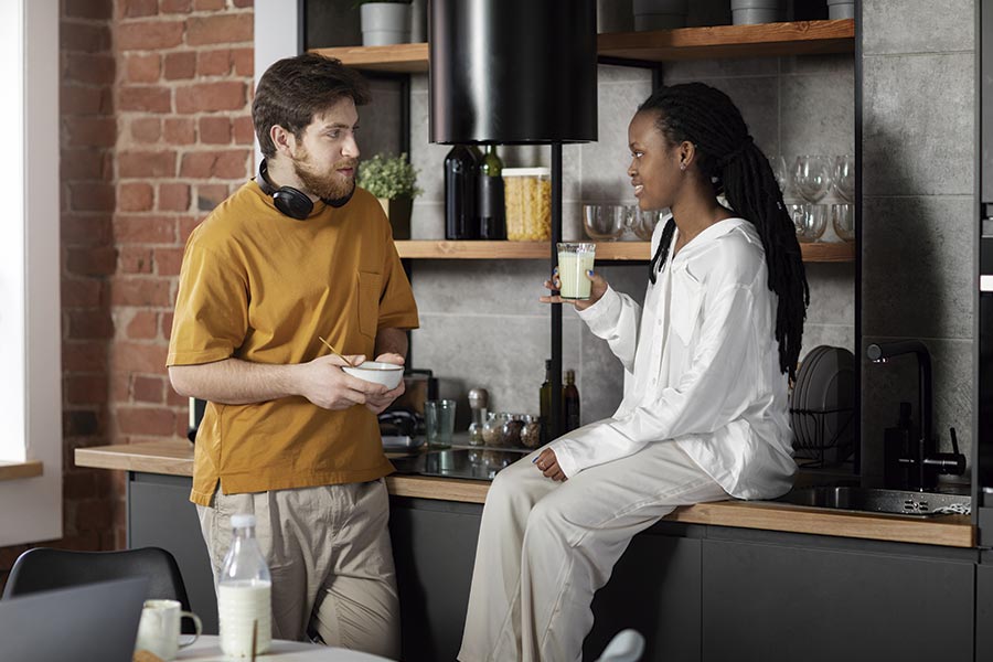 Jovenes hablando cocina apartamento