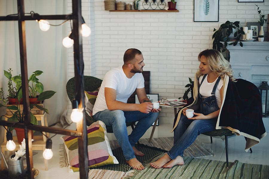 hablando en el comedor