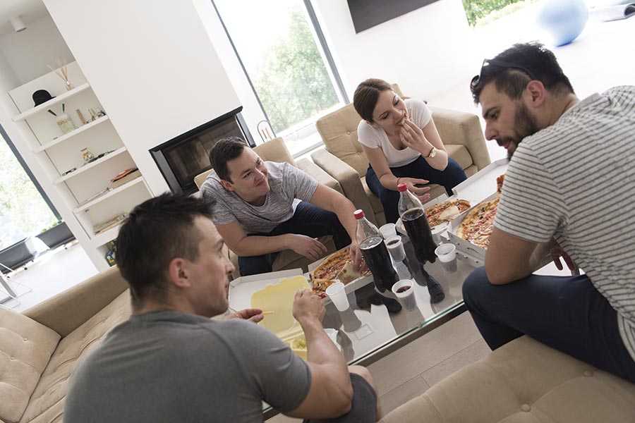 Comiendo en el salón de estar del coliving